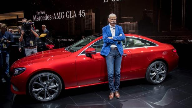 Daimler-Chef Dieter Zetsche vor dem neuen E-Klasse Coupe in Detroit