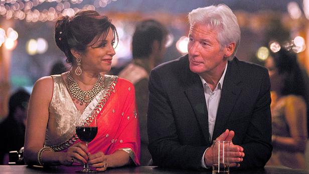 Richard Gere besucht  das Exotic Marigold Hotel und fängt Feuer: Die indische Star-Schauspielerin  Lillete Dubey (li.)  spielt seine Angebetete