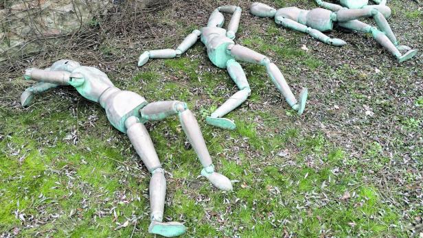 Liegen derzeit in Spoerris Garten in Hadersdorf: die fünf menschengroßen Gliederpuppen aus Bronze für  das Mahnmal „Dead End“