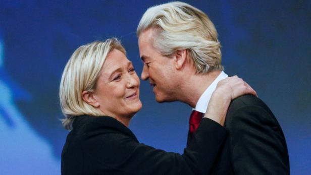 Innige Umarmung: Marine Le Pen (l.) und Geert Wilders