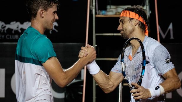 Zwei Tennisspieler schütteln sich nach einem Match die Hände.