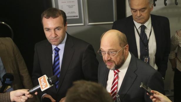 Martin Schulz wird von Reportern interviewt.