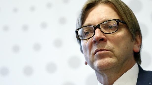 Ein Mann mit Brille blickt aufmerksam zur Seite.