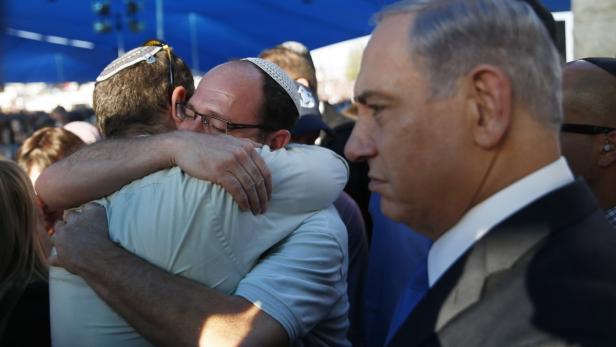 Benjamin Netanyahu neben den Eltern der getöteten israelischen Jugendlichen.