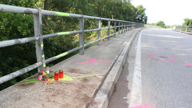 Die Unfallstelle Haslaubrücke wird nach dem Unglück von Verkehrssachverständigen untersucht