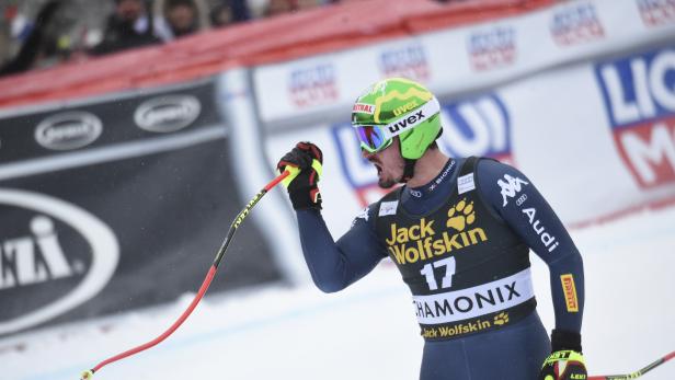 Ein Skirennläufer jubelt im Zielraum in Chamonix.