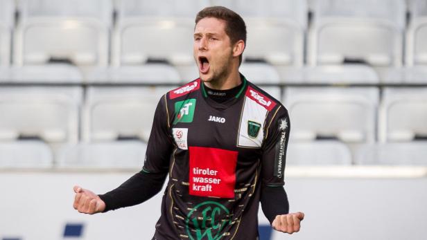Ein Fußballspieler des FC Wacker Innsbruck jubelt auf dem Spielfeld.