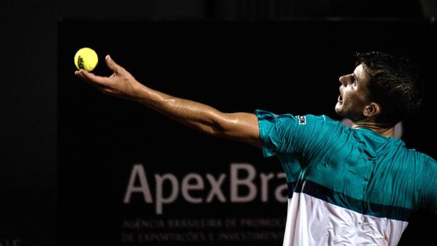 Ein Tennisspieler bereitet sich auf den Aufschlag vor.