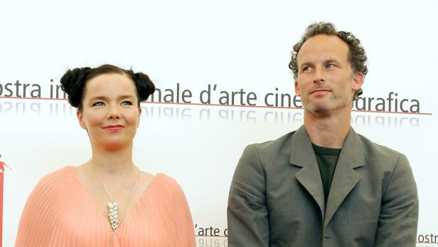 Björk befindet sich mit ihrem ehemaligen Partner, dem Künstler Matthew Barney, in einem Sorgerechtsstreit um die gemeinsame Tochter Isadora.