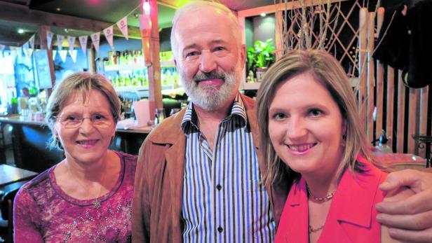 Anni, Willi und Eva Maria Heickenwalder in einem österreichischen Bierkeller in Melbourne, der vom Sohn eines österreichischen Auswanderers betrieben wird.