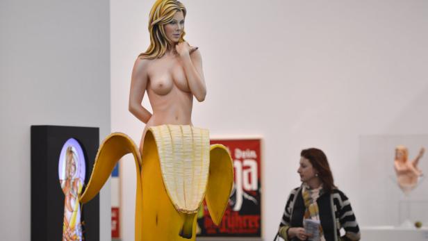dapdA woman watches the artwork "Chiquita" by US artist Mel Ramos at the art fair in Cologne, Germany, Tuesday, April 17, 2012. Around 200 leading international galleries show and sell selected top 20th and 21st century artworks at the ART COLOGNE until A Eine Skulptur einer Frau, die aus einer Bananenschale ragt, in einer Kunstausstellung.