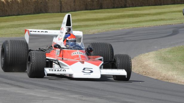 Ein roter und weißer Formel-1-Rennwagen mit der Nummer 5 auf einer Rennstrecke.