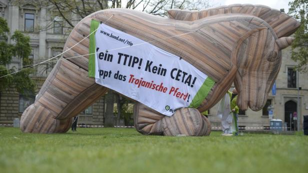 Gegner wollen TTIP und CETA in die Knie zwingen.