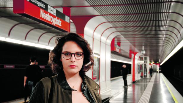 Eine Frau mit Brille am U-Bahnhof Nestroyplatz in Wien.