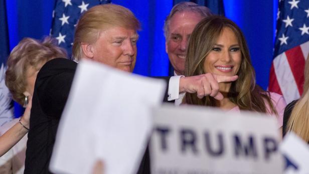 Jubelt: Donald Trump mit seiner Frau Melania.