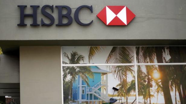 Eine HSBC-Filiale mit einem Fenster, das eine Strandszene zeigt.