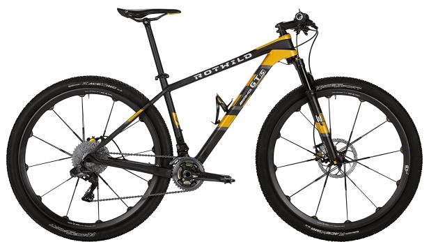 Ein schwarz-gelbes Rotwild Mountainbike vor einem weißen Hintergrund.