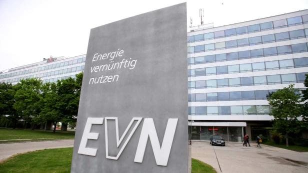 Das EVN-Gebäude mit dem Slogan „Energie vernünftig nutzen“ im Vordergrund.