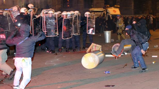 Bei den Randalen rund um den Akademikerball wurden mehrfach Polizisten verletzt.