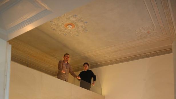 Obenauf: Max Hoffmann und Jan Enzlberger in einem neuen Gästezimmer