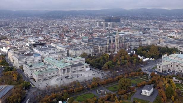 Luftaufnahme von Wien mit Blick auf die Hofburg und das Rathaus.