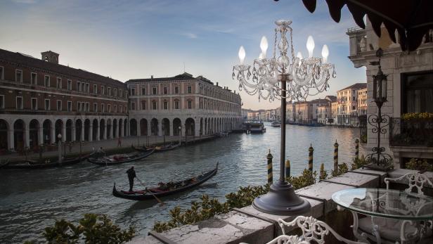 Blick aus einem Café in Venedig auf eine Gondel auf dem Canal Grande.