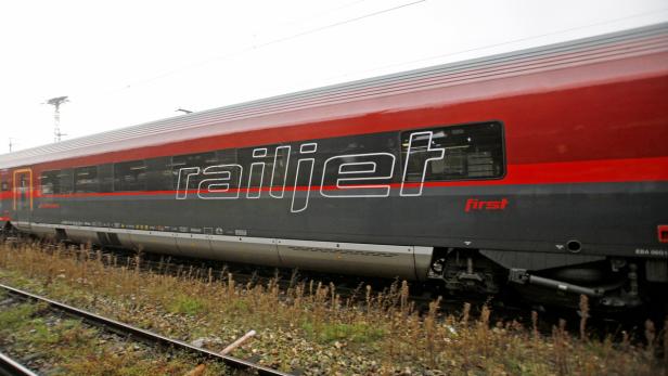 Für Passagiere eines Railjets hieß es: Bitte warten. (Smybolbild.)