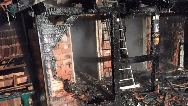 Bei einem Wohnhausbrand in Brand-Laaben ist ein Mann ums Leben gekommen.