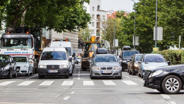 Staukreuzung Spittelauer Lände/Friedensbrücke: Verärgerte Lenker kritisieren Wiener Verkehrspolitik.