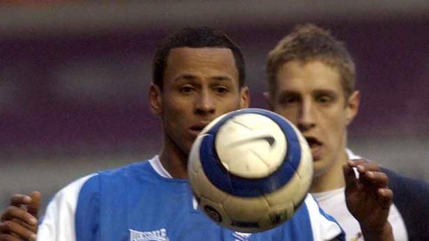 Zwei Fußballspieler während eines Spiels.