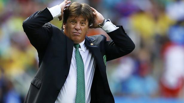 Ein Mann im Anzug hält sich frustriert den Kopf.