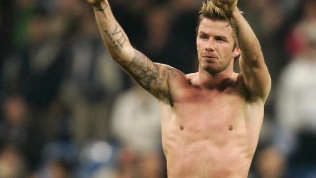 David Beckham gibt mit freiem Oberkörper zwei Daumen nach oben.