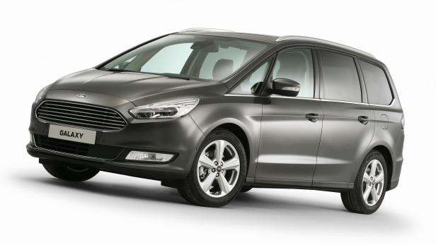 Ein grauer Ford Galaxy Van vor einem weißen Hintergrund.