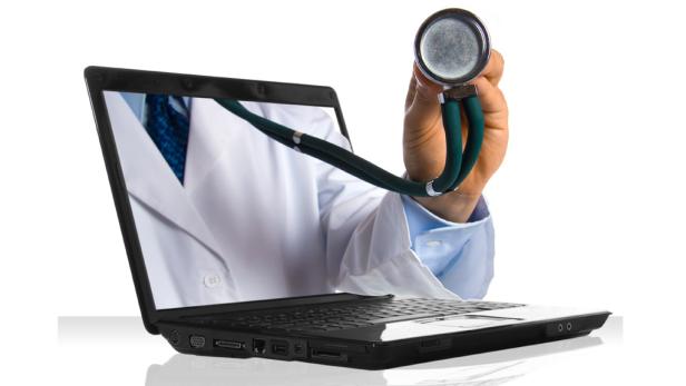 Ein Arzt hält ein Stethoskop aus dem Bildschirm eines Laptops.