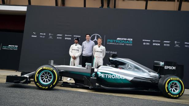 Lewis Hamilton und Nico Rosberg mit ihrem neuen Gefährt.