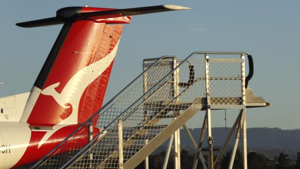 Das Heck eines Flugzeugs der Fluggesellschaft Qantas mit einer Treppe.
