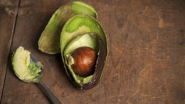 Nicht nur das Fruchtfleisch, auch der Kern einer Avocado ist genießbar.