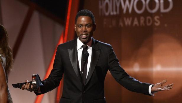 Chris Rock hält eine Auszeichnung bei den Hollywood Film Awards.