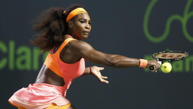 Serena Williams schlägt einen Tennisball während eines Spiels.