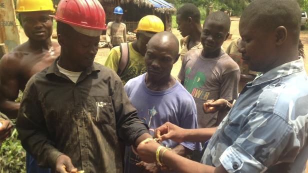 In Sierra Leone werden Bluttests durchgeführt.