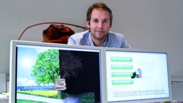 Ein Mann präsentiert zwei Monitore, die eine Tag- und Nachtansicht zeigen.