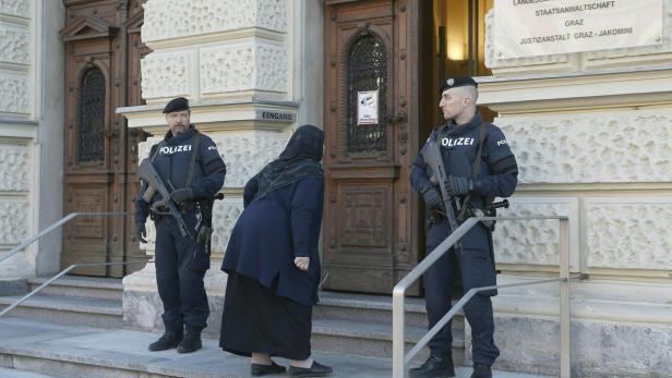 Polizisten vor dem Straflandesgericht Graz. anl. des Prozesses gegen Mirsad O.