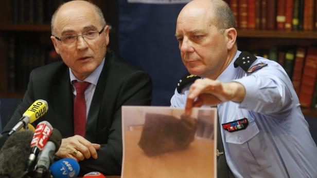 Der Marseiller Staatsanwlat Brice Robin (l), mit dem französischen Gendarmerie-General David Galtier - sie zeigen ein Bild der zweiten Black Box.