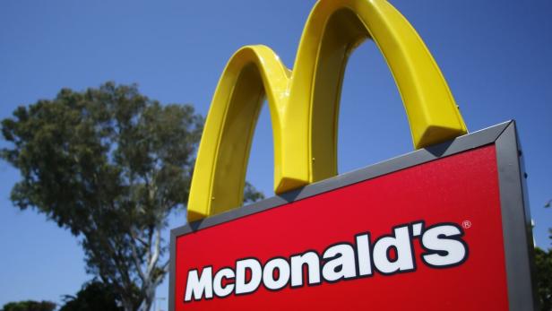 A McDonald&#039;s sign is shown at the entrance to one of the company&#039;s restaurants in Del Mar, California in this September 10, 2012, file photo. McDonald&#039;s Corp&#039;s sales at established restaurants rose more than expected in November as a renewed emphasis on low-priced food helped the company bounce back from a rare decline in October, it said on December 10, 2012. REUTERS/Mike Blake/Files (UNITED STATES - Tags: BUSINESS LOGO)