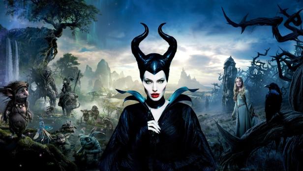 Angelina Jolie als Maleficent, mit Elle Fanning im Hintergrund, in einer Fantasielandschaft.