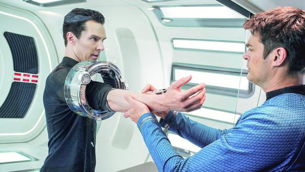 Dr. McCoy behandelt John Harrisons Arm in einer Szene aus „Star Trek Into Darkness“.