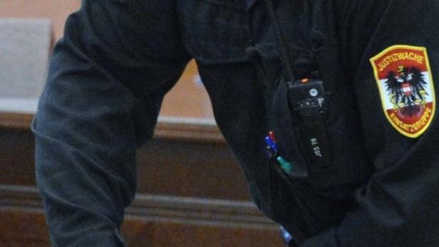 Ein Justizwache-Beamter mit einem Abzeichen der Einsatzgruppe.