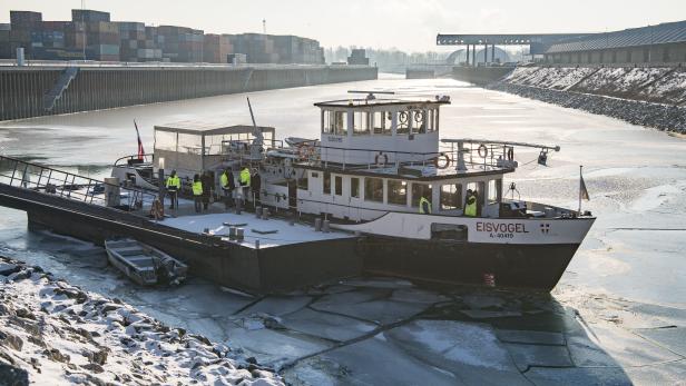 Zugefrorene Donau: Die „MS Eisvogel“ rückte im HafenWien aus