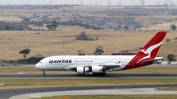 AUSTRALIA ECONOMY QANTAS RESULTS Ein Qantas Airbus 380 musste eine Stunde nach dem Start wieder umkehren.