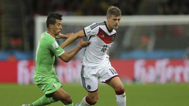 Toni Kroos im Duell mit einem algerischen Gegenspieler während eines Fußballspiels.
